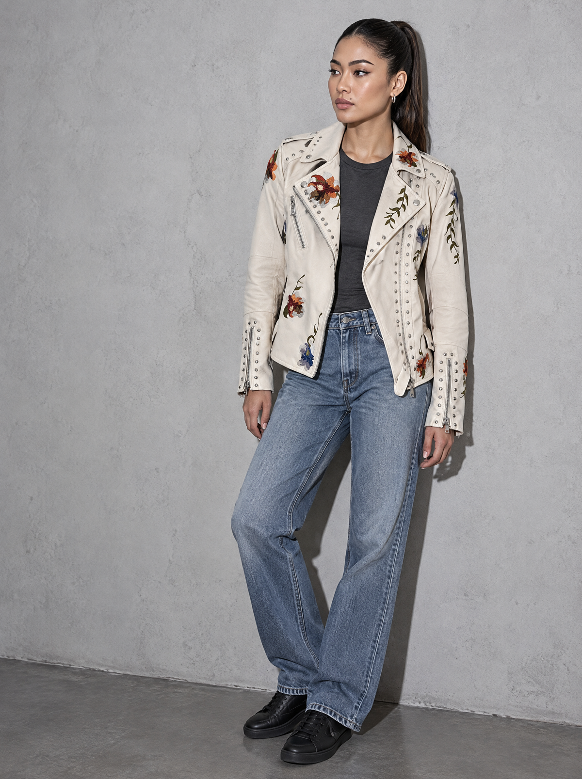 Cool flash studio · Streetstyle Beige seated or lean