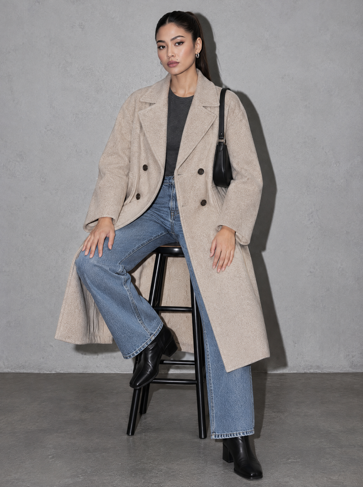 Cool flash studio · Streetstyle Beige seated or lean